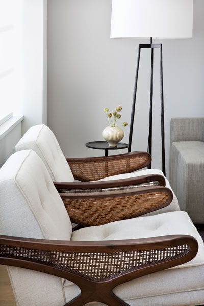 409552-In_the_living_area_Italian_1950_s_armchairs_are_punctuated_by_Christian_Liaigre_s_end_table_and_floor_lamp_